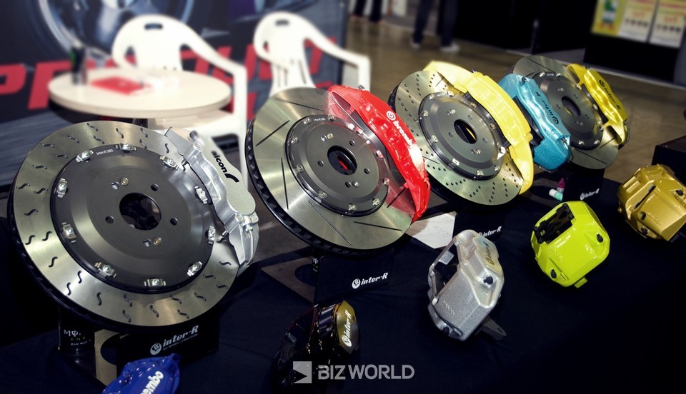 2019 오토살롱위크에 전시된 브레이크 튜닝부품. 사진=손진석 기자