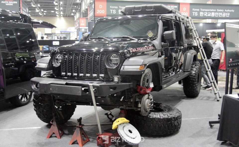 2021 오토살롱위크에 전시 중인 튜닝카. 사진=손진석 기자