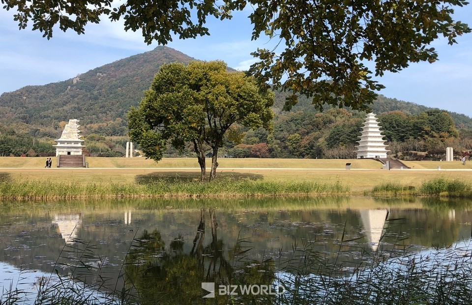 미륵사지 절터에 있는 연못에 비친 서탑과 동탑. 사진=손진석 기자