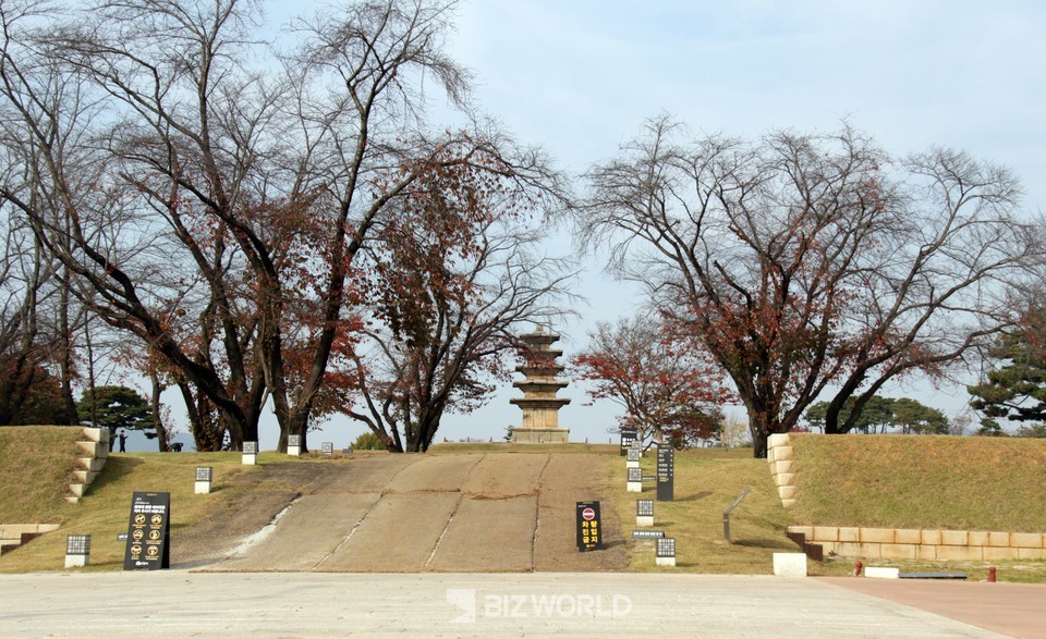 백제왕궁 터에서 오랜 시간을 이겨내고 오롯이 서 있는 5층석탑. 사진=손진석