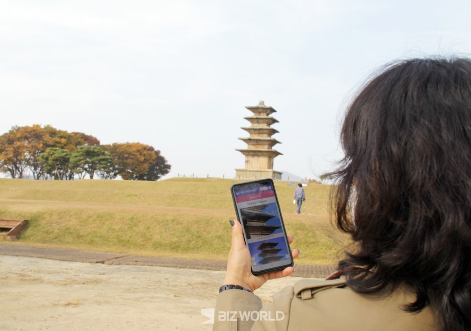 문화재청에서 만든 앱인 나의문화유산 답사기 해설사 앱을 통해 왕궁터의 정보를 확인하고 있다. 사진=손진석 기자