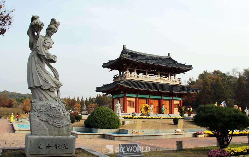 서동의 주제를 담은 주제관인 서동루와 천녀상. 사진=손진석 기자