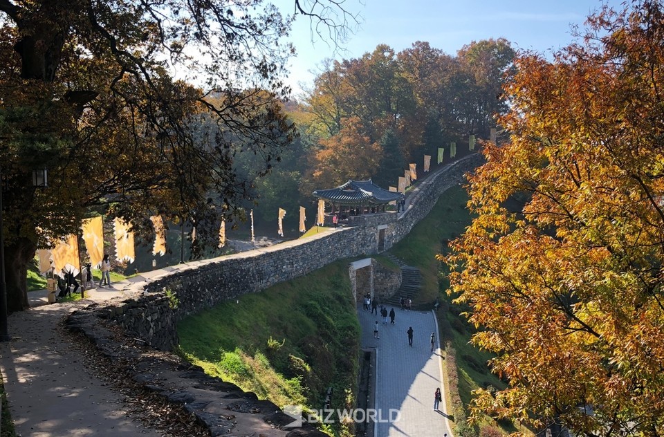 공산정 방향에서 바라본 금서루 전경. 사진=손진석 기자