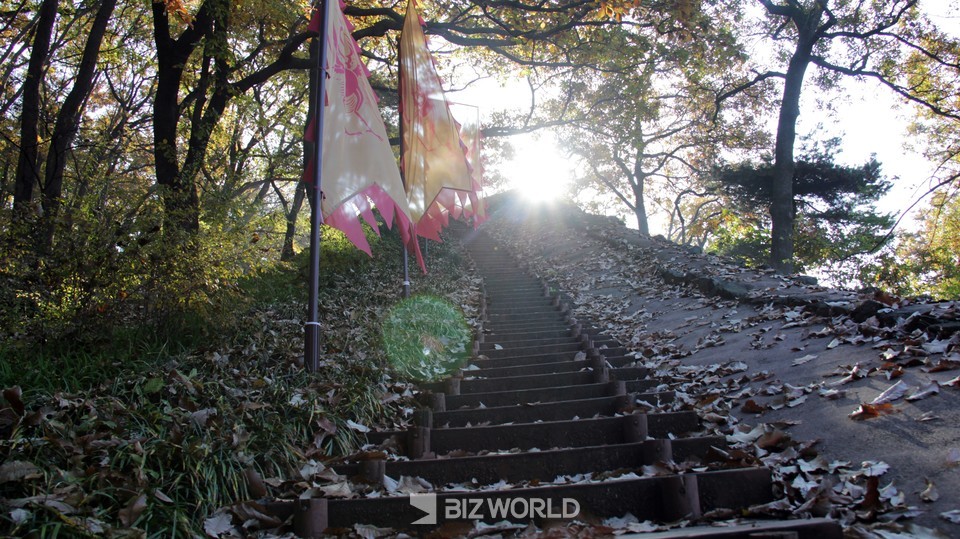 진남루 옆 가파른 성곽길. 사진=손진석 기자