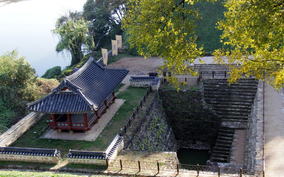 공산성 내 조성된 연못 중 하나인 연지와 금강을 조망할 수 있게 만들어진 만하루. 사진=손진석 기자