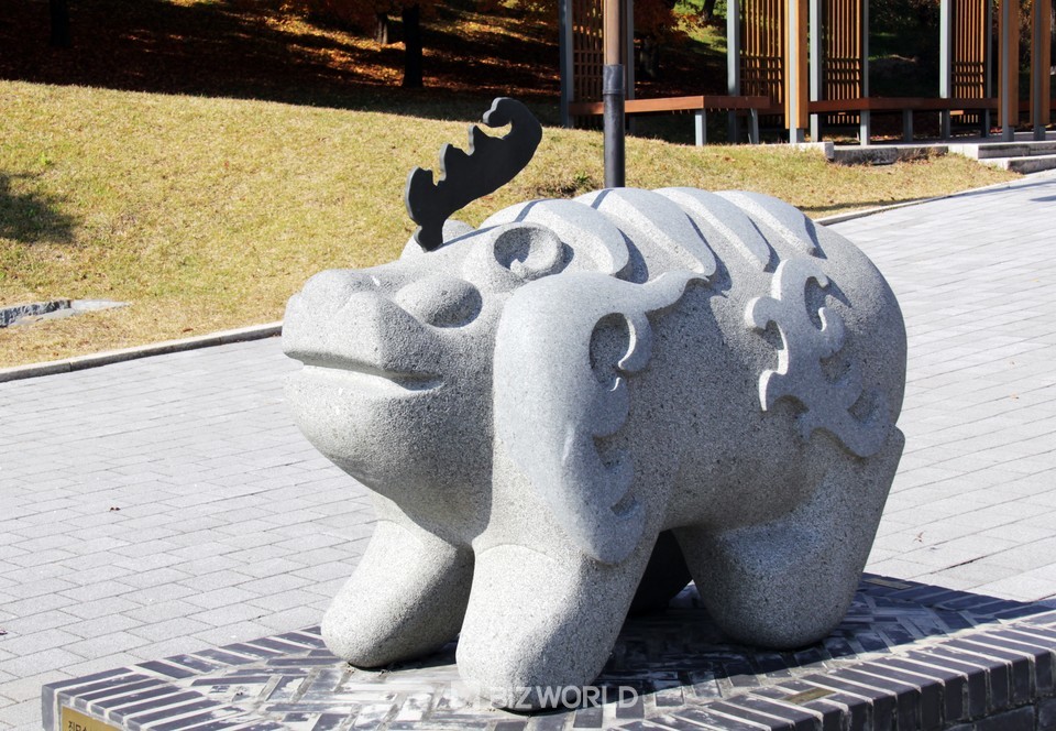 무령왕릉 입구에서 출토된 진묘수 모형. 사진=손진석 기자