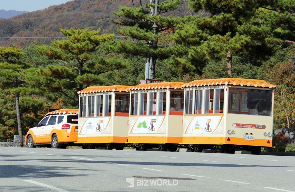 공산성부터 국립박물관까지 주말에만 운영되는 고마열차. 사진=손진석 기자