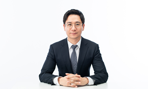 법무법인YK 부동산건설센터 대한변호사협회 등록 건설전문변호사 장정훈 변호사(사진)는 “수도권 등 부동산투자가 매우 활발하게 일어나는 지역에서는 수시로 제도를 변경하여 재건축 조합원 자격을 까다롭게 설정하고 있다. 최근에는 2년 이상 실거주 조건을 거는 등, 지역과 시기에 따라 재건축 조합원 자격 요건이 달라지고 있어 관련 지역에서 부동산 매입을 하려 한다면 이러한 점을 미리 꼼꼼하게 살펴보고 결정해야 한다”고 당부했다. 사진=법무법인YK 부동산건설센터