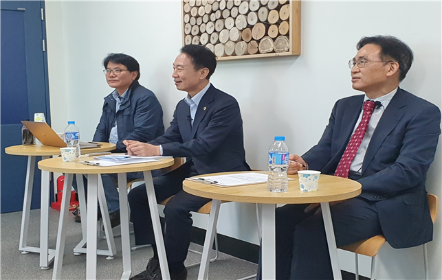 김정태 위원장(가운데)이 토론회를 진행하고 있다. 사진=김정태 의원실