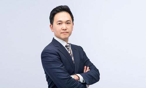 법무법인YK 대한변호사협회 등록 부동산전문변호사 이민우 변호사(사잔)는 “권리 없는 사람이 마치 실제 소유자인것처럼 행세하며 분양 계약을 체결하는 경우도 적지 않기 때문에 반드시 계약서 상 실 소유자와 등기부등본 상 명의자가 일치하는지 확인해야 한다. 한 번 계약서에 서명을 하면 피해를 되돌리기 쉽지 않으므로 그 전에 수상한 점이 없는지 꼼꼼하게 살펴보아야 한다”고 당부했다. 사진=이민우 변호사