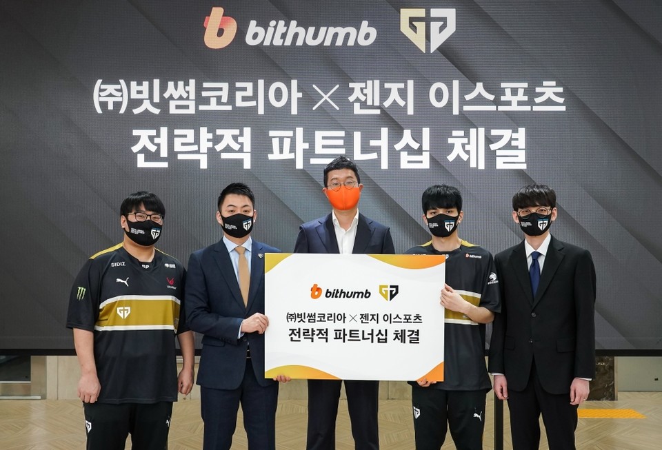 문선일(왼쪽 세 번째) 빗썸 서비스부문장과 이지훈(왼쪽 두 번째) 젠지 단장 등 관계자들이 '상호 협력을 위한 MOU'를 체결한 후 기념 촬영을 하고 있다.