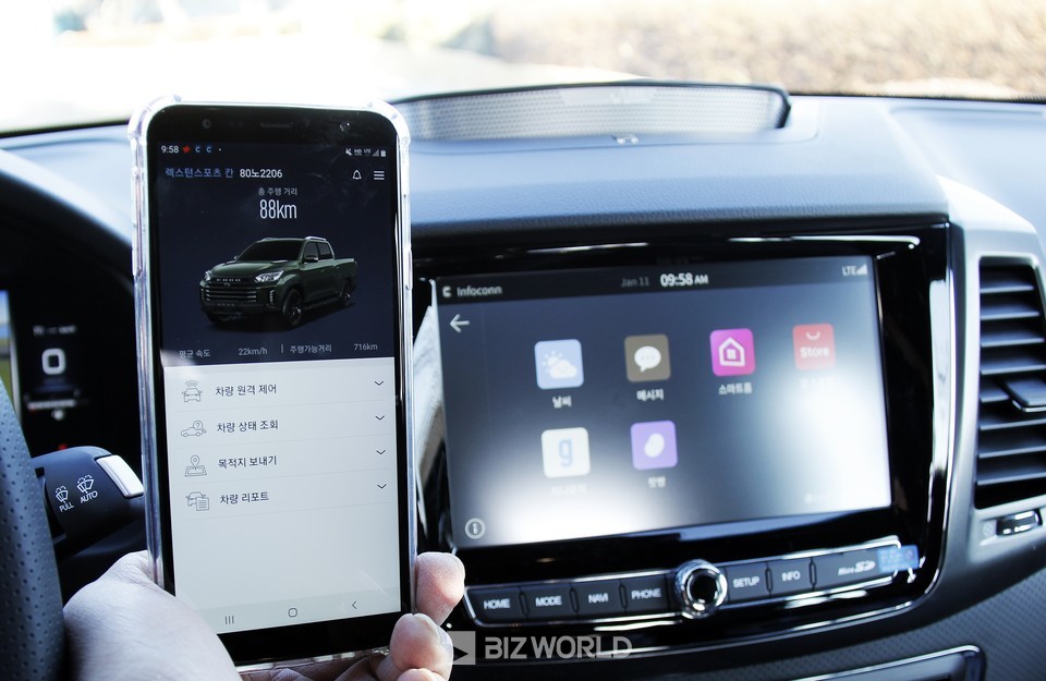 인포콘 서비스 화면과 애플카플레이 작동 화면. 사진=손진석 기자