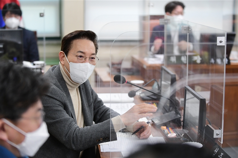 성중기 서울시의원이 GTX 공사로 강남 주택가 일대 피해 속출하는 문제를 서울시가 문제 해결에 앞장서야 한다고 질타하고 있다. 사진=서울시의회