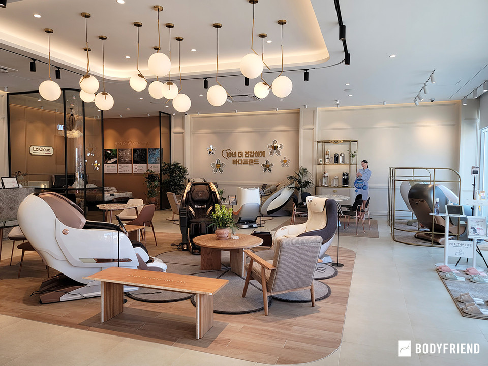 바대프랜드가 경기도 오산 직영 안마의자 전시장을 확장 이전하며 기념 이벤트를 벌인다. 사진=바디프랜드