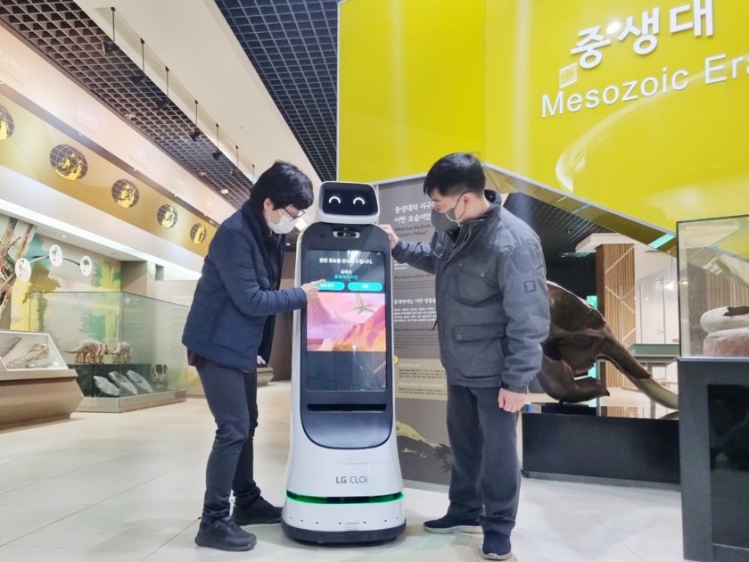 LG전자의 '클로이 가이드봇'이 태백고생대자연사박물관에서 도슨트 역할을 하며 지구의 역사를 관람객에게 들려주고 있다. 사진=LG전자