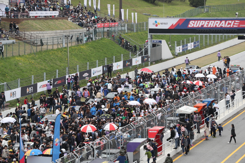 2019년 개막전 그리드워크 행사에서 선수와 차량을 직접 보기 위해 참여한 수많은 관람객들. 사진=슈퍼레이스 운영위