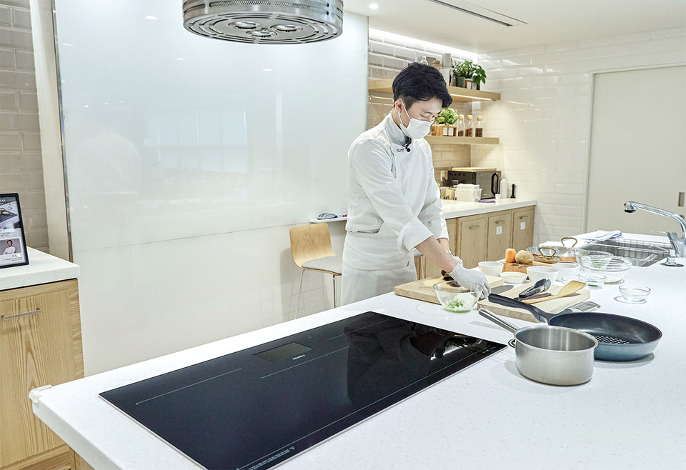 코웨이가 롯데백화점과 함께 '노블 인덕션 프리덤' 쿠킹 클래스를 진행한다. 사진=코웨이