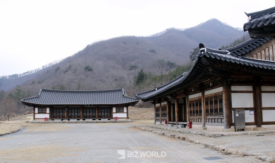 정면에 훈몽재와 왼쪽에 자연당이 위치하고 있다.사진=손진석 기자