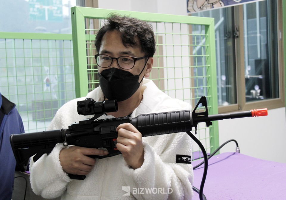 순창총댕이 마을 홍문표 실장이 총기 파지법에 대해 설명하고 있다. 사진=손진석 기자