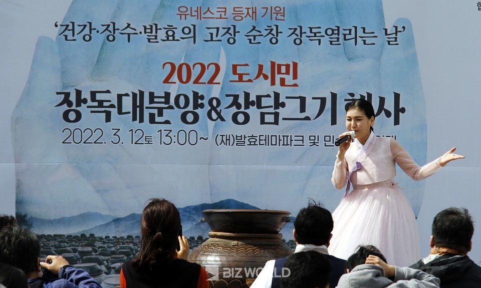 2022년 2022년 도시민 장독대 분양 & 장담그기 행사에서 순창을 주무대로 하는 이희정밴드가 배띄워라 노래를 하고 있다. 사진=손진석 기자