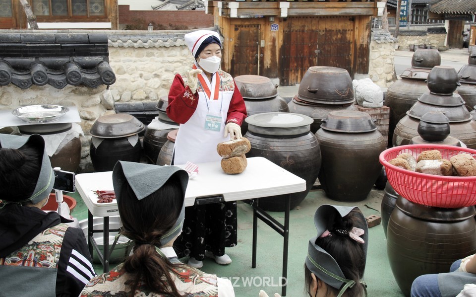 박현순 기능인이 간장을 담그기 위한 절차에 대해 설명하고 있다. 사진=손진석 기자
