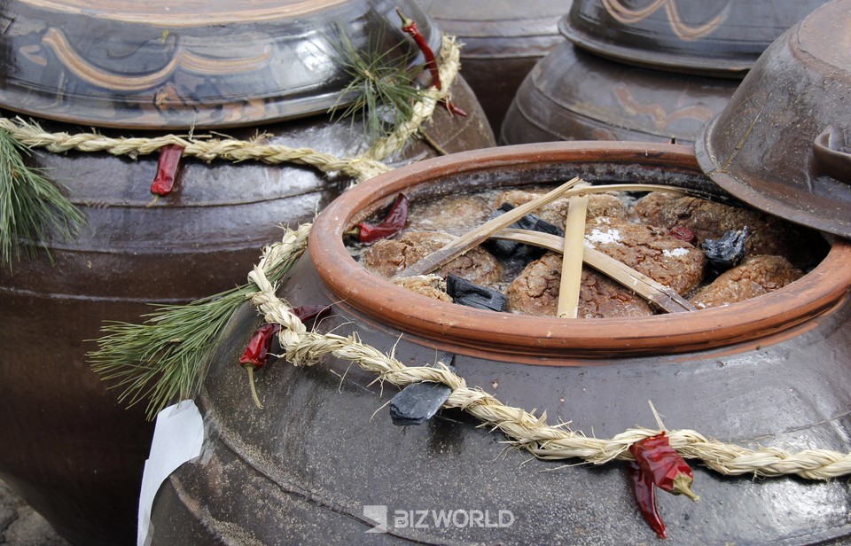 금줄이 쳐저있는 간장독. 사진=손진석 기자