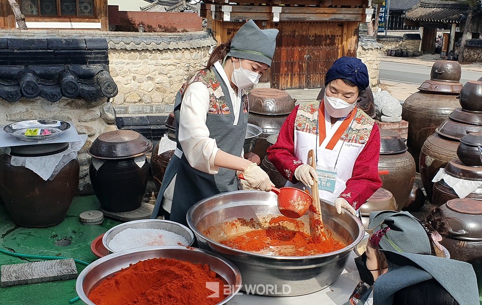 박현순 기능인이 참가자들에게 고추장을 담그는 방법을 설명하고 있다. 사진=손진석 기자