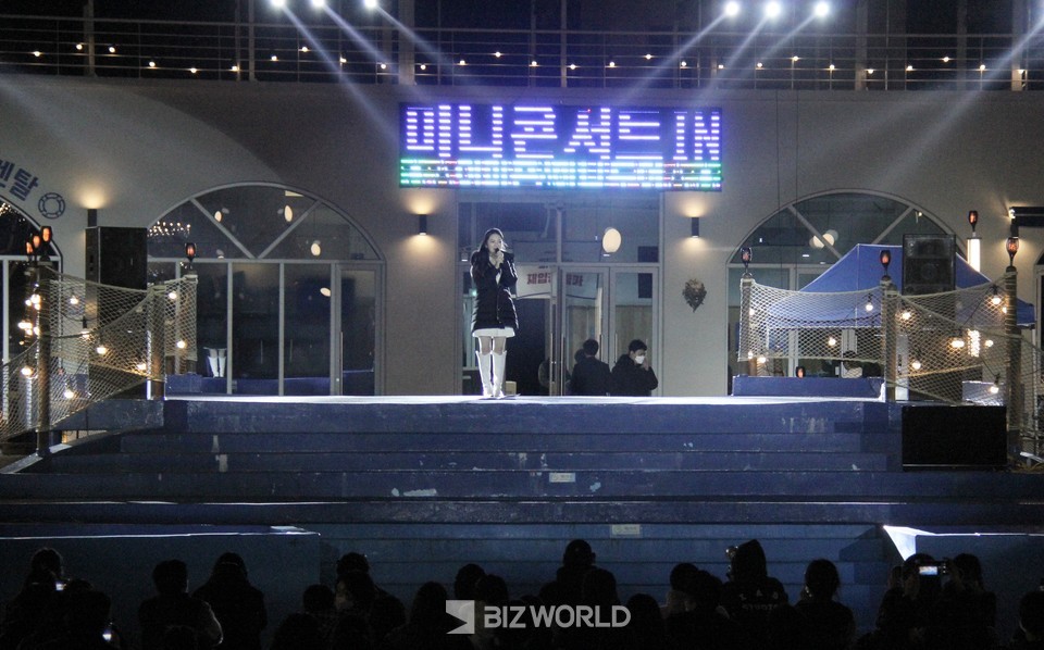 싱어게인을 통해 유명해진 가수 안다은이 완주군 카라반 글램핑 여행상품을 이용한 고객들을 위해 미니 콘서트를 진행하고 있다. 사진=손진석 기자