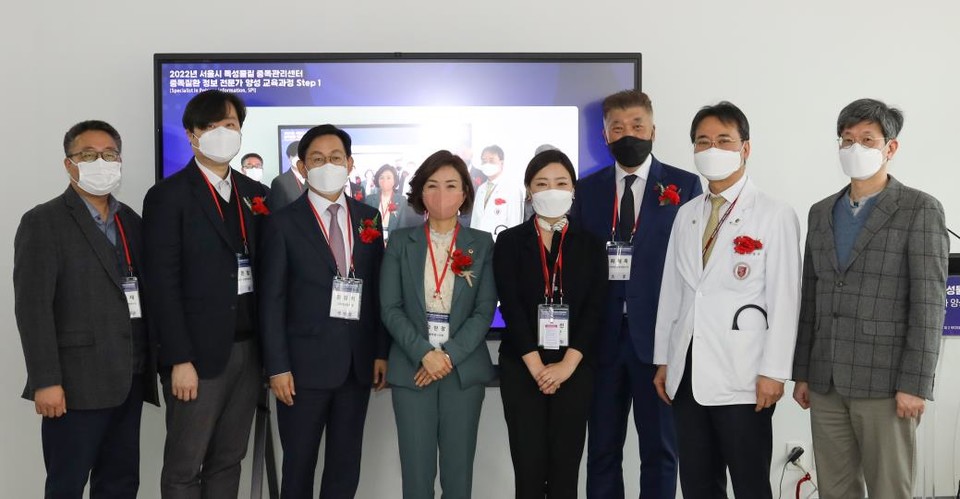 국내 최초 독성물질 중독관리센터 개소식에서 참가자들이 기념사진을 촬영하고 있다. 사진=서울시의회