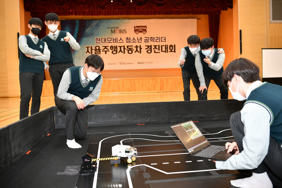 현대모비스 청소년 공학 리더 자율주행자동차 경진대회에 참가한 학생들이 제작한 모형 자율차로 경기를진행하고 있다. 사진=현대모비스
