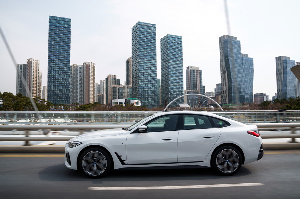BMW 브랜드 최초 순수전기 '그란 쿠페 BMW i4'. 사진=BMW코리아