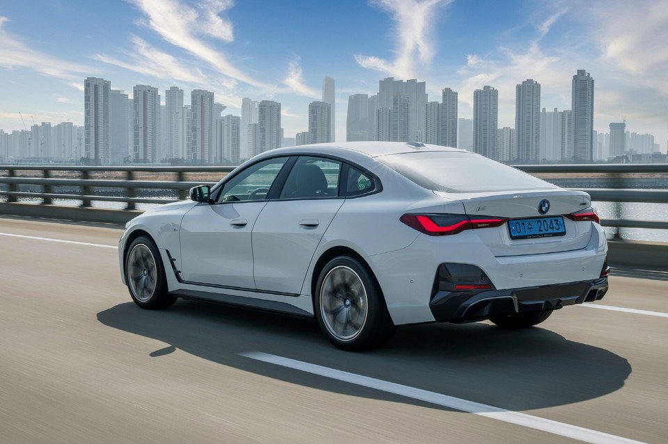 순수전기 그란쿠페 BMW i4  주행 모습. 사진=BMW코리아