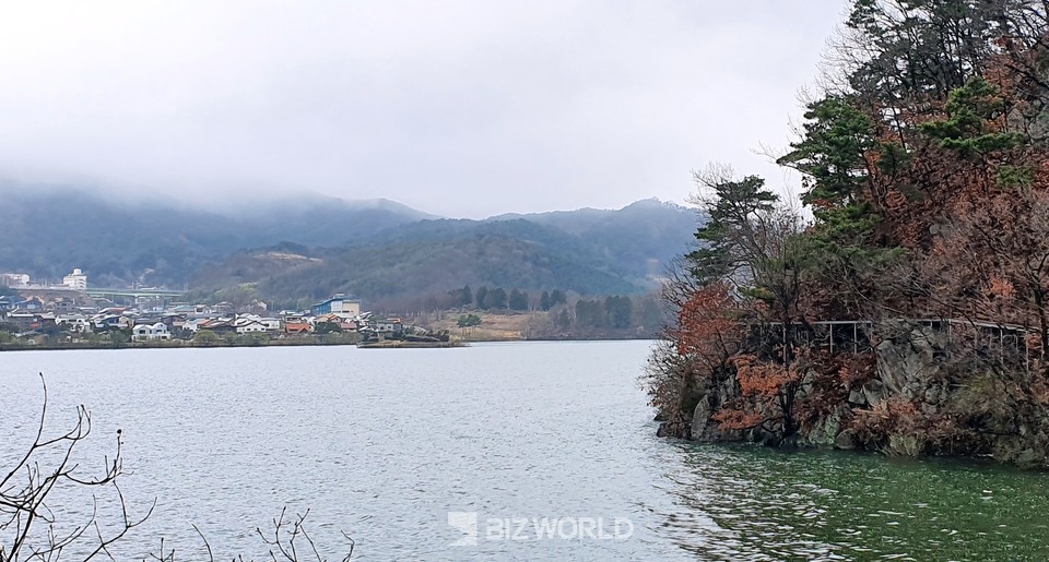 구이호수 둘레길과 저수지 건너편 호수마을 전경. 사진=손진석 기자
