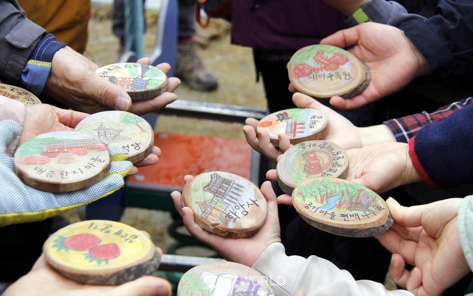 어슬렁어슬렁 전북여행 길 행사 중 이벤트인 보물찾기에서 보물을 찾은 참가자들. 사진=손진석 기자
