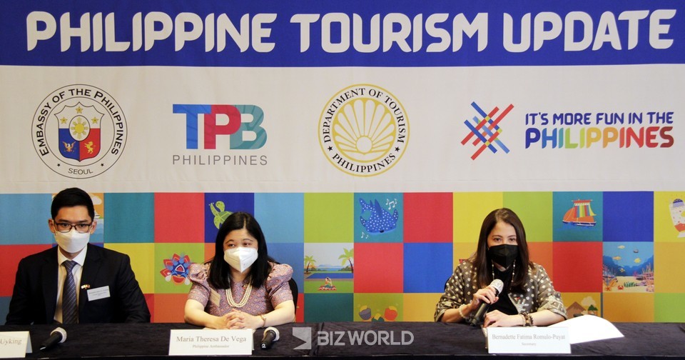 베르나데트 로물로 푸얏(Bernadette Romulo-Puyat)  필리핀 관광부 장관(오른쪽)이 기자들의 질문에 답하고 있다. 사진=손진석 기자