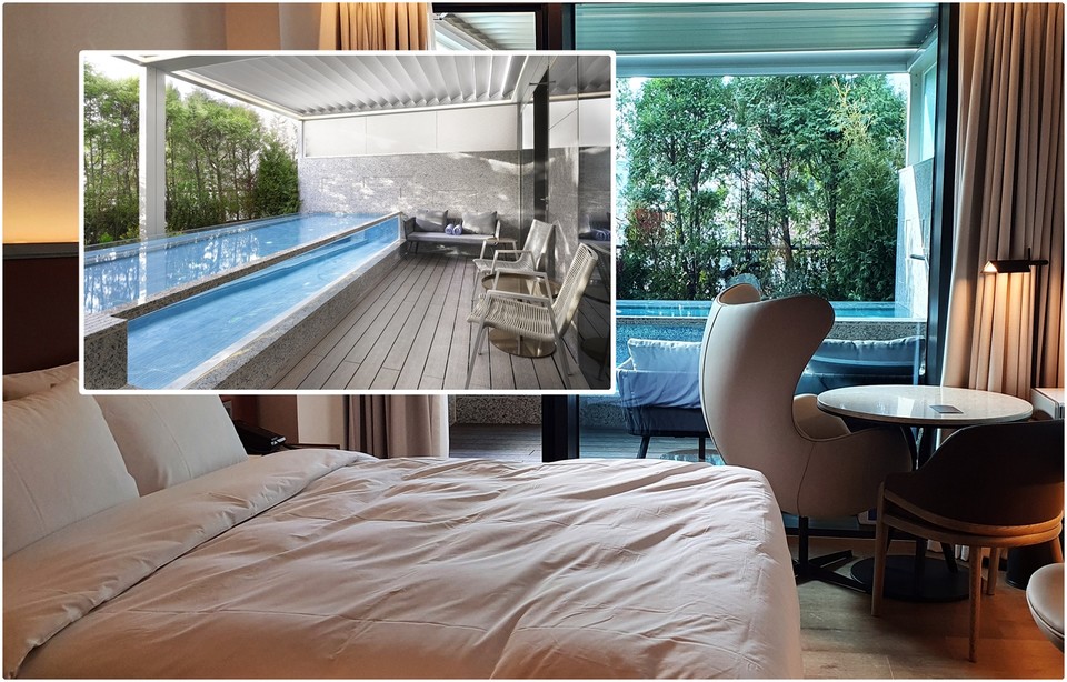 테라스에 풀이 갖춰져 있는 프리미어 풀 룸 전경과 프라이빗 풀. 사진=AC호텔, 손진석 기자