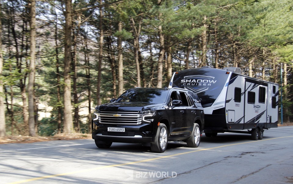 타호에 캠핑 트레일러를 연결해 주행하고 있다. 사진=손진석 기자