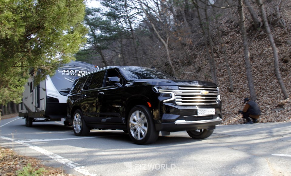 캠핑트레일러를 견인 중인 타호. 사진=손진석 기자