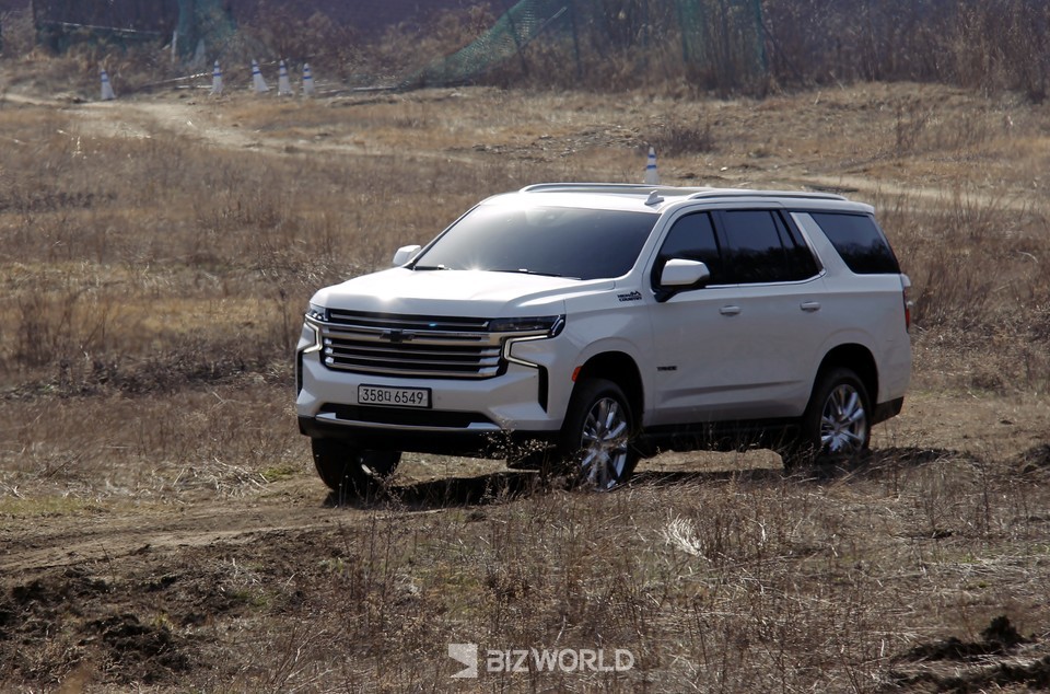 타호가 오프로드 주행을 하고 있다. 사진=손진석 기자