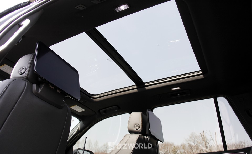 듀얼 썬루프와 2열 디스플레이. 사진=손진석 기자