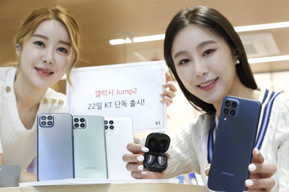 KT가 '갤럭시 점프2'를 전국 매장과 온라인몰에서 단독 판매한다. 사진=KT