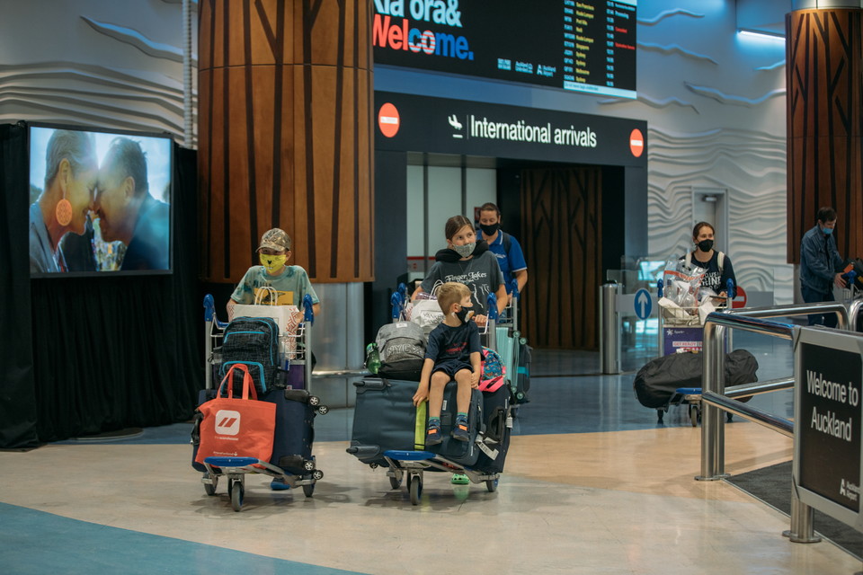 5월 2일 오클랜드 공항에 도착한 LA발 국제선 승객들. 사진=뉴질랜드 관광청