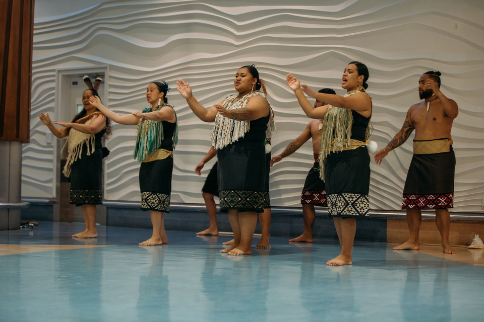 5월 2일 오클랜드 공항에서 하카 더 레전드 팀이 마오리 전통 환영 행사를 선보이고 있다. 사진=뉴질랜드 관광청