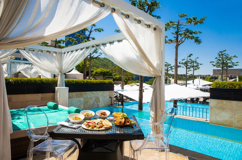 반얀트리 클럽 앤 스파 서울이 뜨거운 도심 속 수영장 '오아시스'를 개장했다. 사진=반얀트리 클럽 앤 스파 서울