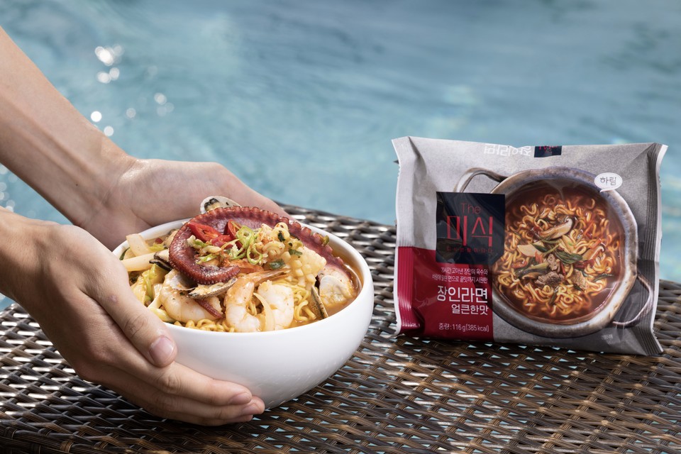 반얀트리 클럽 앤 스파 서울은 올 여름 특별한 추억을 위해 하림과 개발한 '씨푸드 위드 더미식 장인라면'을 오아시스에서 판매한다. 사진=하림
