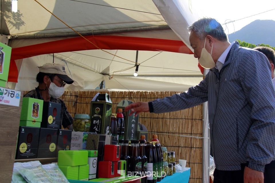 윤상기 하동군수가 하동 야생차문화축제 참가자들을 격려하고 있다. 사진=손진석 기자