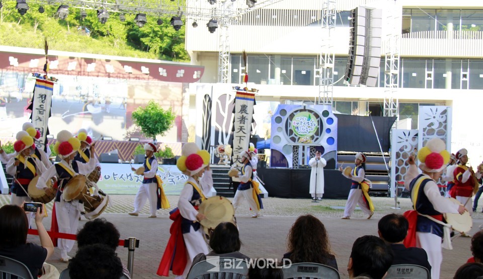 다악한마당에서 읍시립농악단이 공연을 하고 있다. 사진=손진석 기자