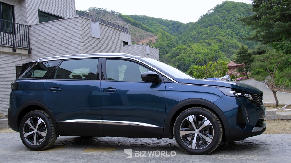 푸조 5008 SUV 1.2 퓨어테크 GT팩 측면. 사진=손진석 기자