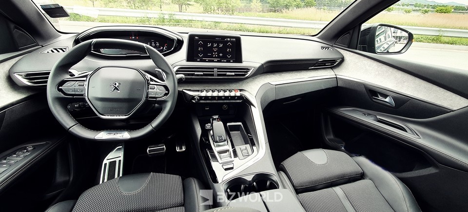 푸조 5008 SUV 1.2 퓨어테크 GT팩 실내. 사진=손진석 기자