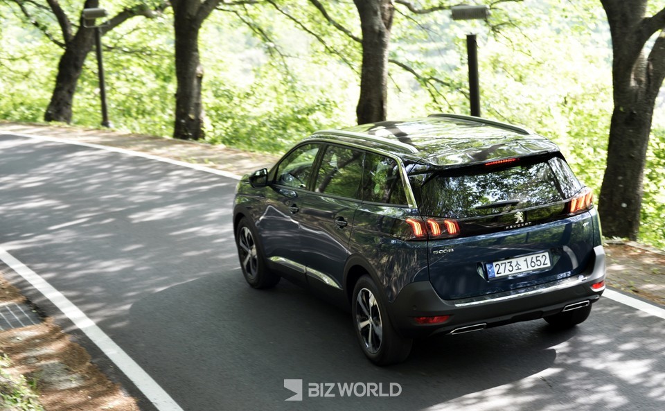 푸조 5008 SUV 1.2 퓨어테크 GT팩 주행 뒷모습. 사진=손진석 기자
